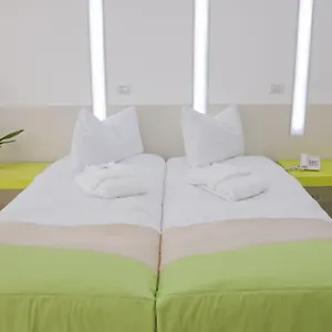 4* מלון Christina